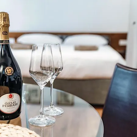 Lo Storico - The House Of Travelers شقة *